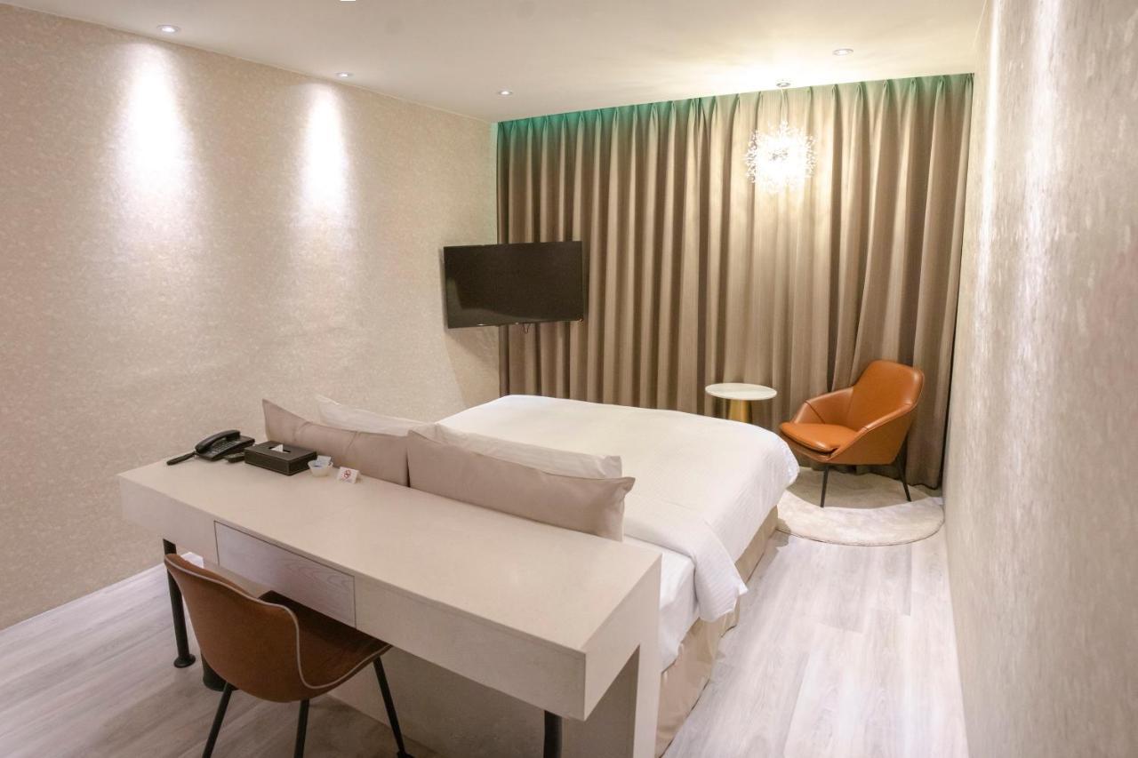 Fifth Avenue Motel Тайчжун Экстерьер фото