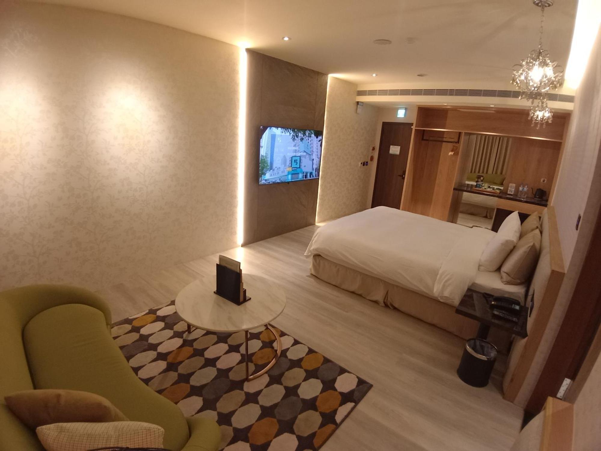Fifth Avenue Motel Тайчжун Экстерьер фото